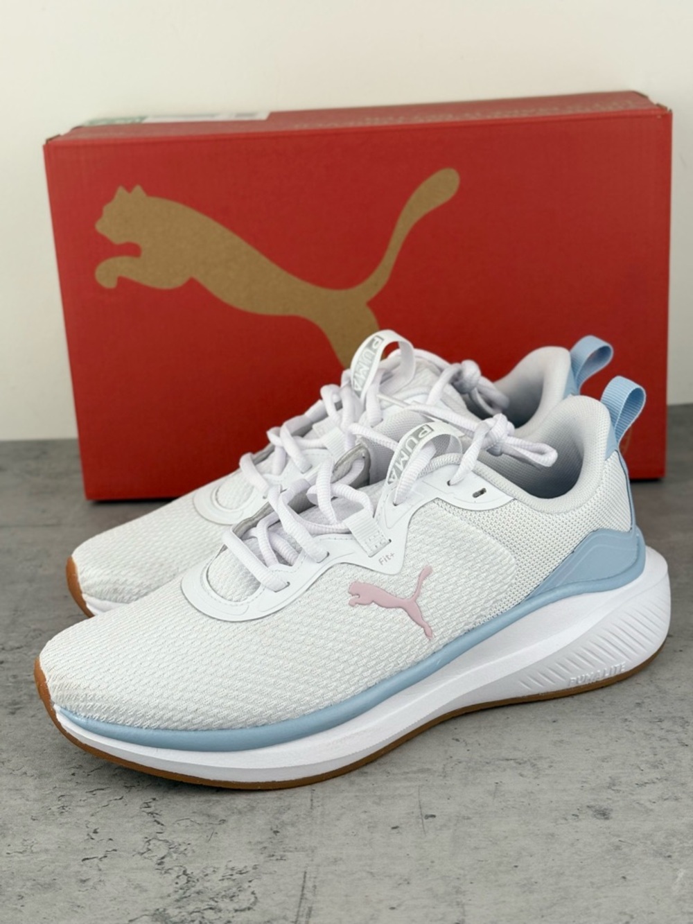 Puma Skyrocket Women’s Sneaker Sz 7.5 White blue athletic Sneakers Worn Once - Picture 2 of 5
